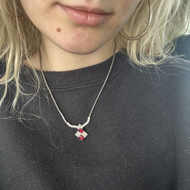 Kette mit roten Steinen