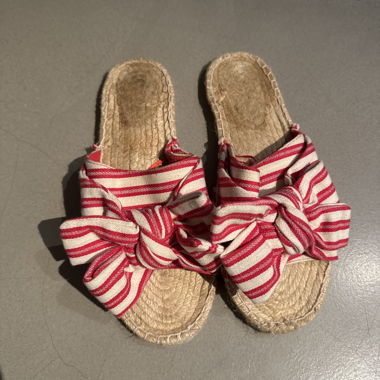 süsse Sommerschuhe mit Schleife