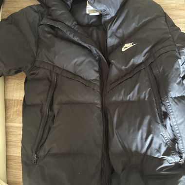 Schwarzer Nike-Daunenmantel