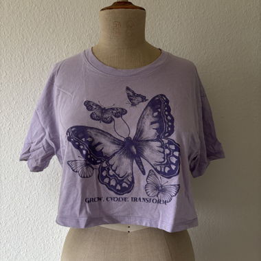 Lila Crop-Top mit Schmetterlings-Print
