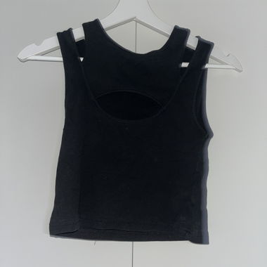 Top nero con scollo con taglio