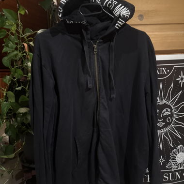 Felpa con zip nera con stampa sul cappuccio