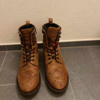Bottes en cuir marron à lacets