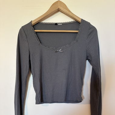 Pullover mit spitzen Ausschnitt 