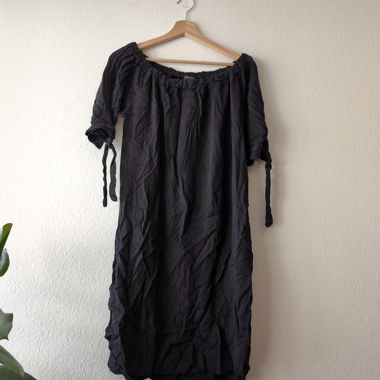 Abito nero con spalle scoperte