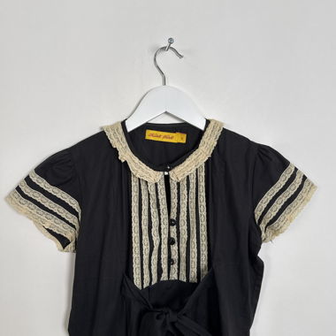 Robe noire à bordure en dentelle