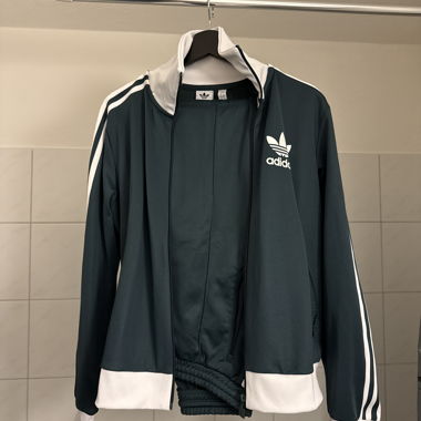 Adidas Trainingsjacke gruen mit Hose
