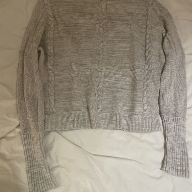 Maglione grigio a trecce con collo alto