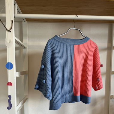 Crop bicolor top with pompons