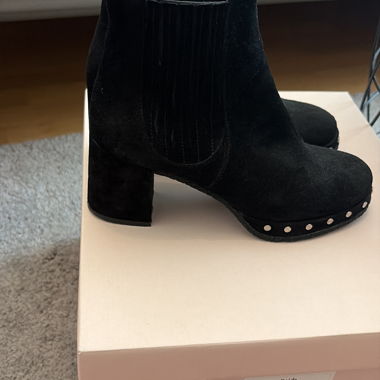 Black ankle boots with heel