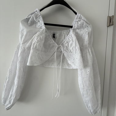 Blouse courte brodée blanche