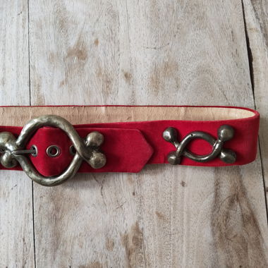 Cintura in velluto rossa con fibbia in metallo