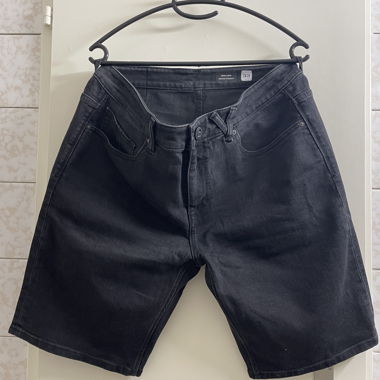 Kurze schwarze Hosen