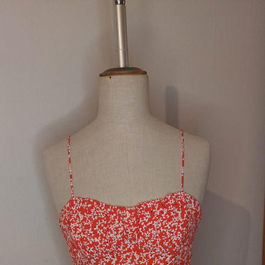 Floral red slip dress mit Schlitz