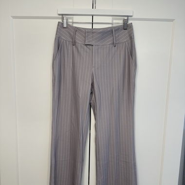 Hose mit Streifenmuster in grau 