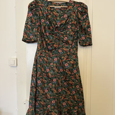 SANDRO midikleid grün mit Blumenmuster und Puffärmeln