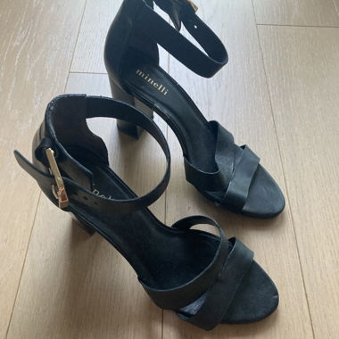Sandali con tacco in pelle nera