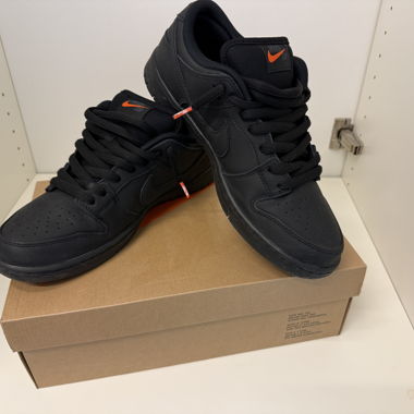 Nike Dunk SB triple black orange Label