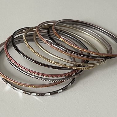 Bracciali rigidi arancioni e marroni