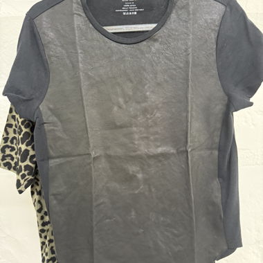 T-shirt nero con inserti in ecopelle davanti