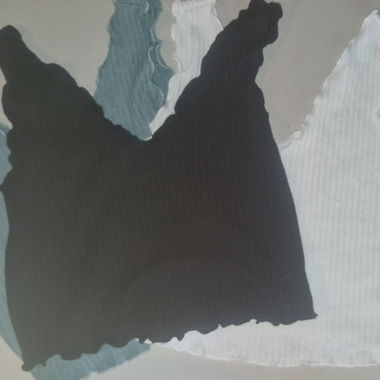Top corto a costine con scollo a V