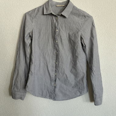 Camicia a righe blu e bianca con bottoni