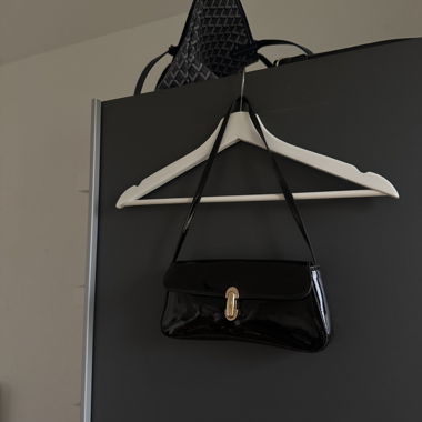 Schwarze Lack-Handtasche