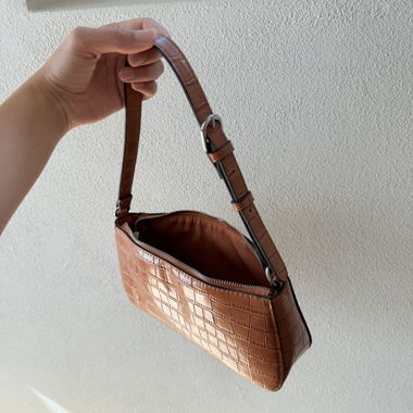 Borsa a tracolla marrone effetto coccodrillo