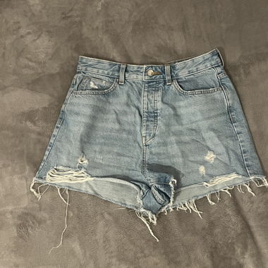 Hellblaue Jeans-Shorts von Zara