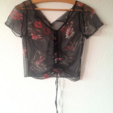 Crop top trasparente nero e rosso a fiori