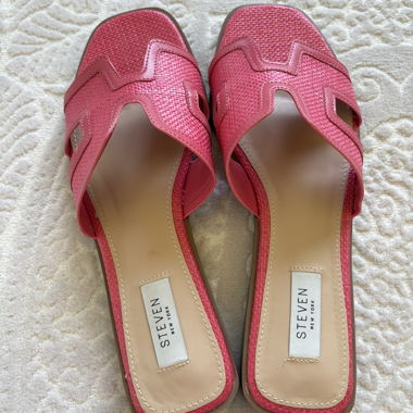 Steve Madden pink slides flipflops