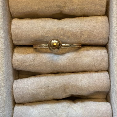 Anello dorato con pallina