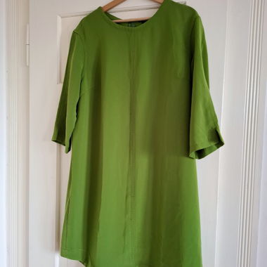 Einfaches grünes Kleid
