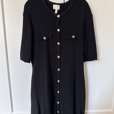 Abito in maglia nero con bottoni dorati