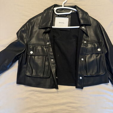 Giacca in ecopelle nera Bershka