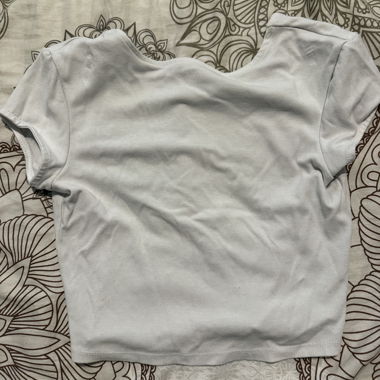 Top bianco corto con cut-out