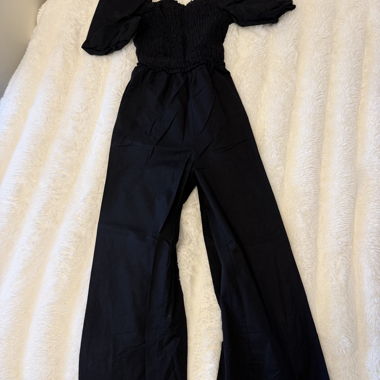 Schwarzer Jumpsuit mit Puffaermeln