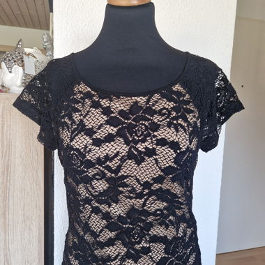 Robe noire en dentelle avec fermeture éclair