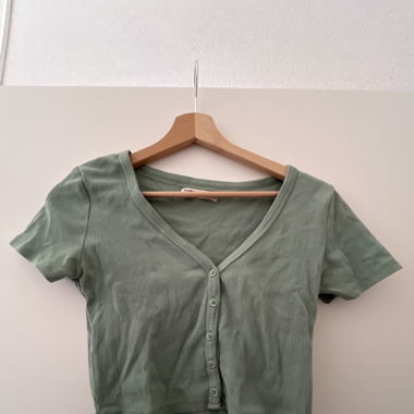 Grünes T-Shirt mit Knöpfen