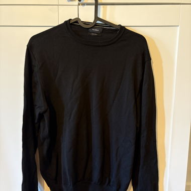 Merino-Schwarzpullover mit Rundhalsausschnitt