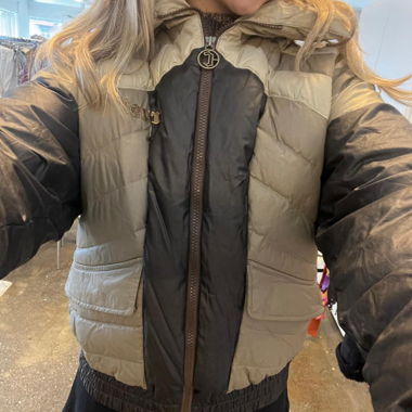 Beige-braune Steppjacke mit Reissverschluss