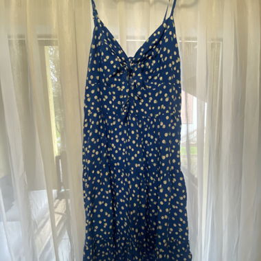 Blaues Trägerkleid mit Muster