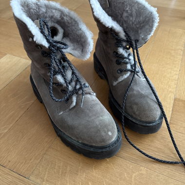 Winter boots lined