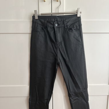 Lederhose mit Reisverschluss und Knopf