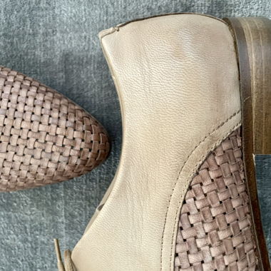 Scarpe con lacci in pelle intrecciata