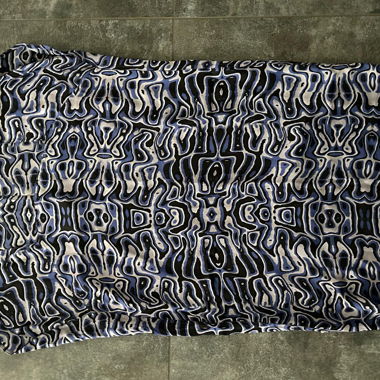 robe en soie a motifs bleu noir et blanc 