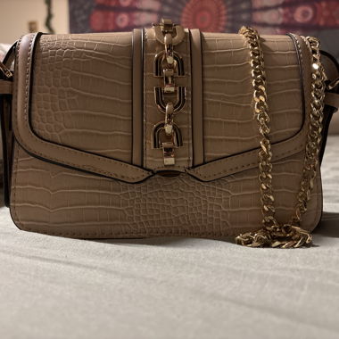 Beige Schultertasche mit Krokoprägung