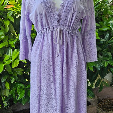 Robe longue BOHO avec beaucoup de dentelle en lilas