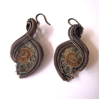 Boucles d'oreilles ammonite faites main avec fil de cuivre