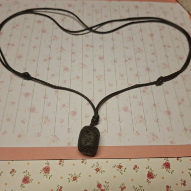 Collier pendentif en pierre noire